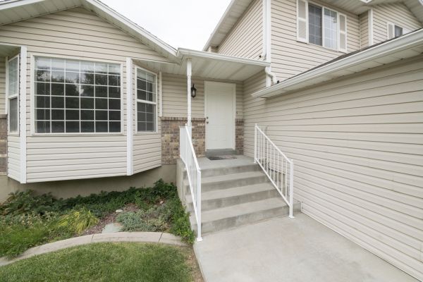 Cost of White Vinyl Siding Replacement in Dover